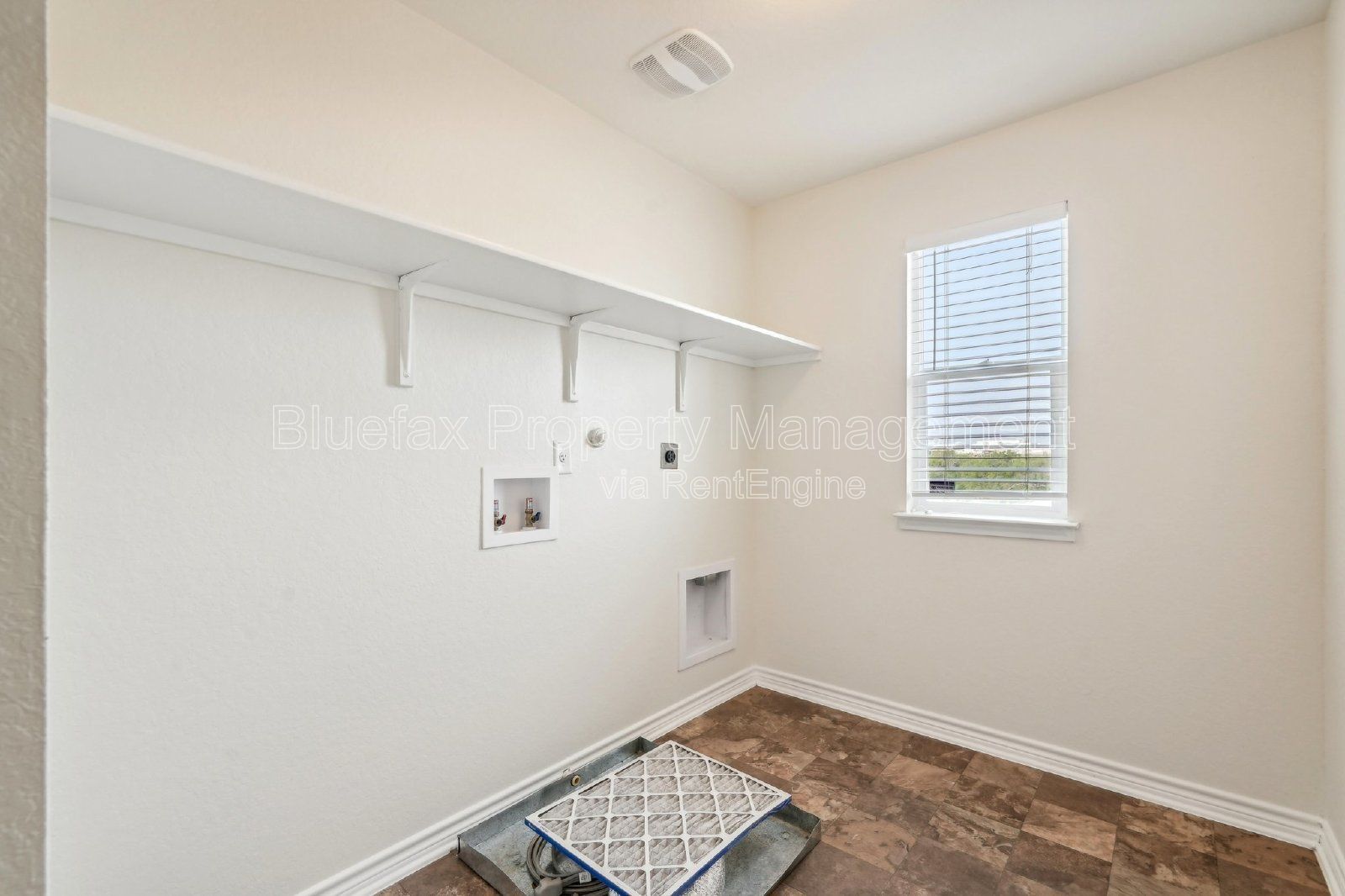 Spectacular 4 Bedroom 3 Bath Home in Converse, TX! Easy Access to IH-10, Fort Sam, and Randolph AFB. property image