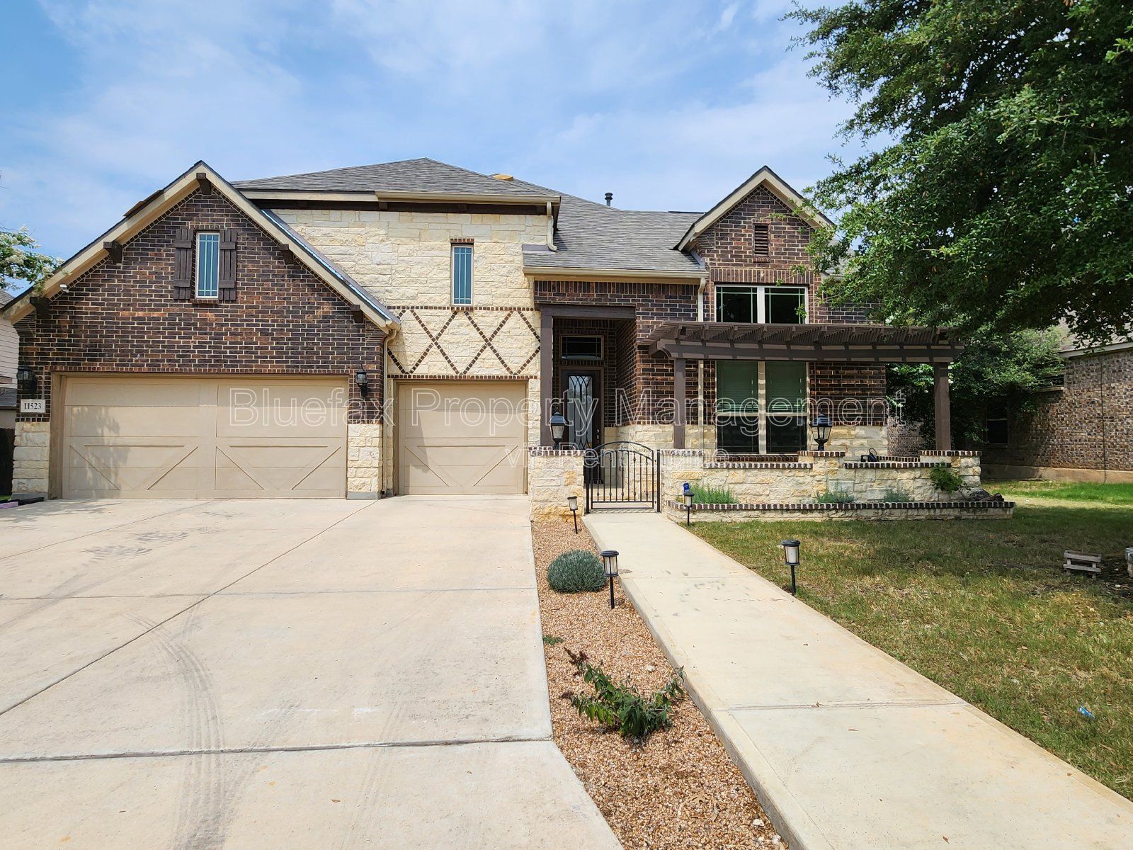4 Bedroom Home with 3 Car Garage and Oversized Yard in a Gated Community - Alamo Ranch - Close to Shopping / Dining property image