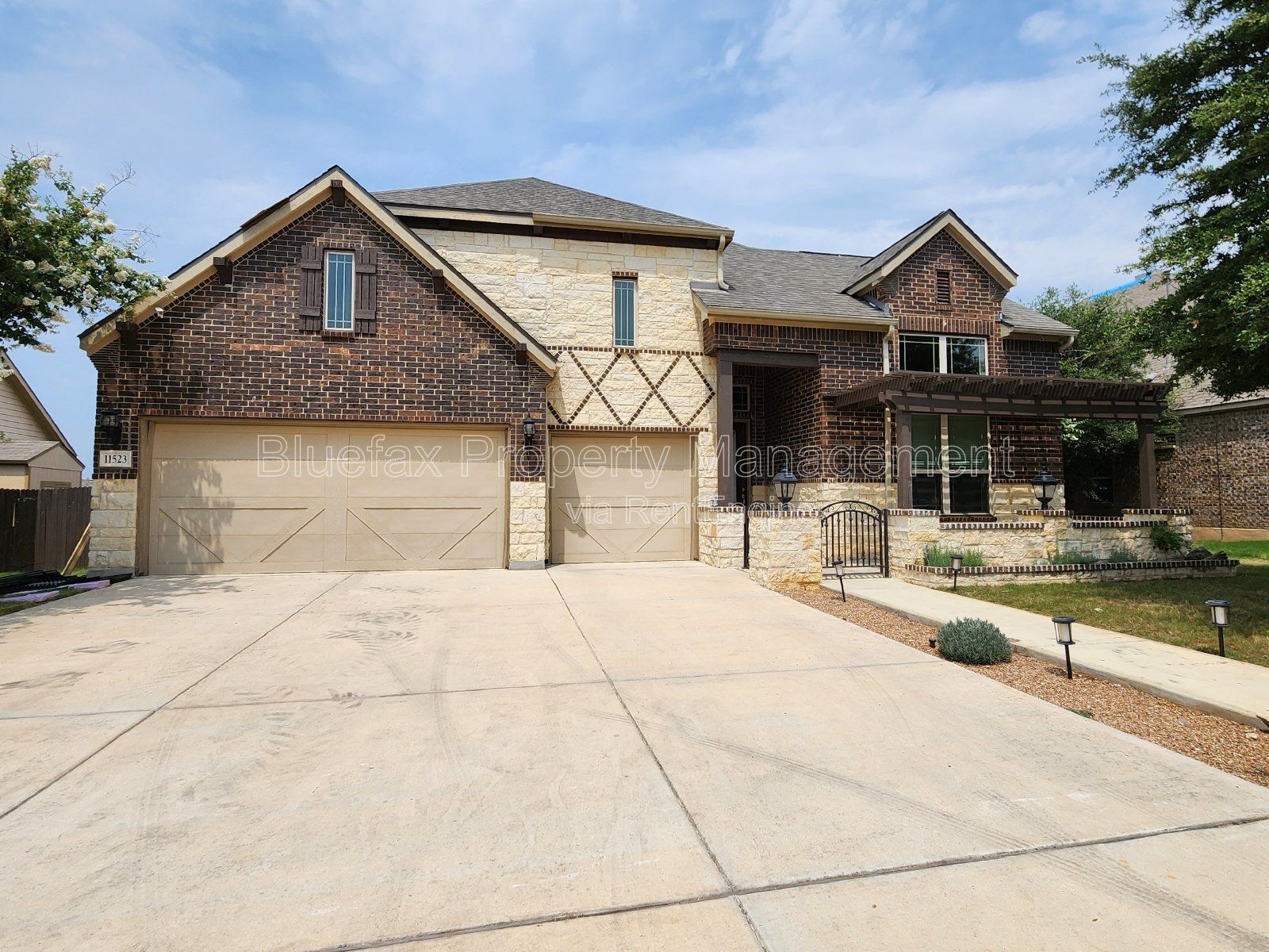 4 Bedroom Home with 3 Car Garage and Oversized Yard in a Gated Community - Alamo Ranch - Close to Shopping / Dining property image