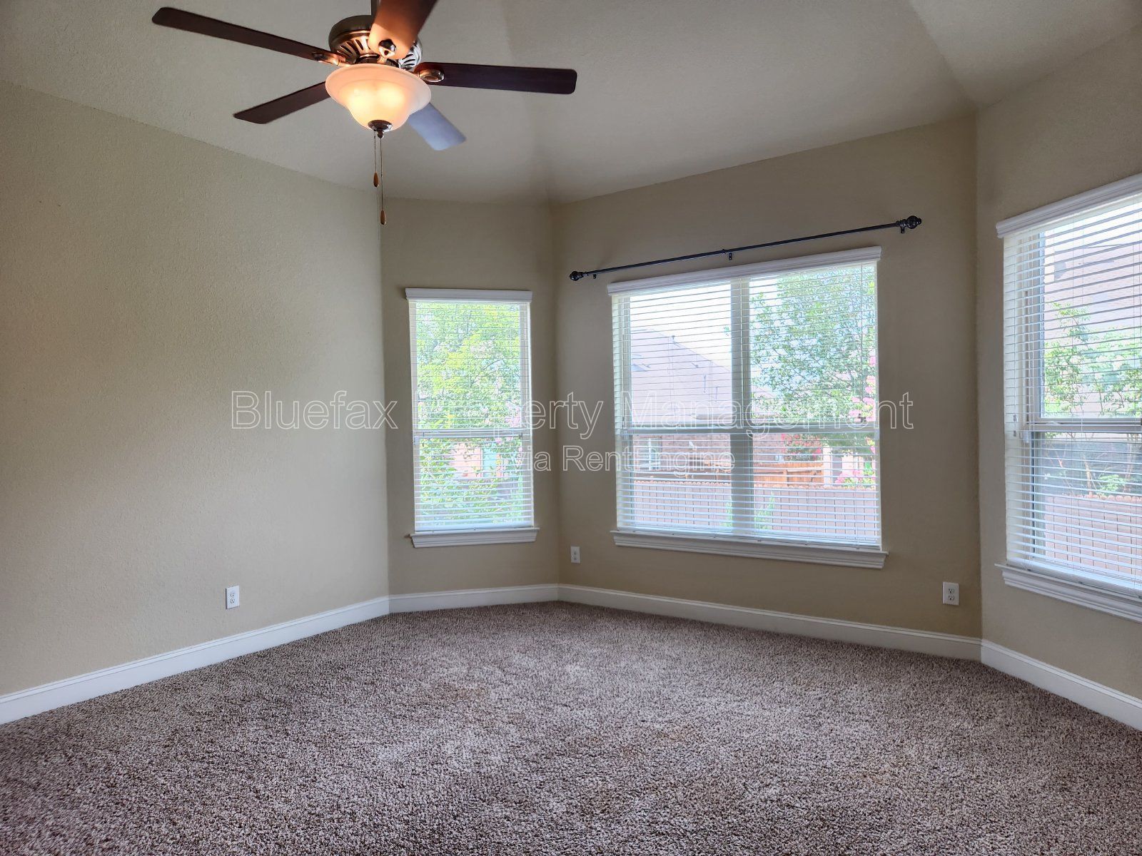 4 Bedroom Home with 3 Car Garage and Oversized Yard in a Gated Community - Alamo Ranch - Close to Shopping / Dining property image