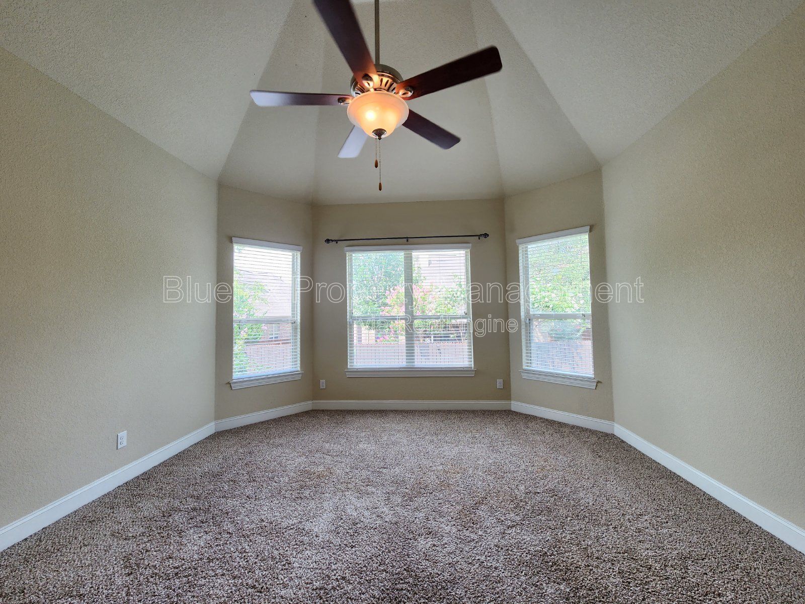 4 Bedroom Home with 3 Car Garage and Oversized Yard in a Gated Community - Alamo Ranch - Close to Shopping / Dining property image