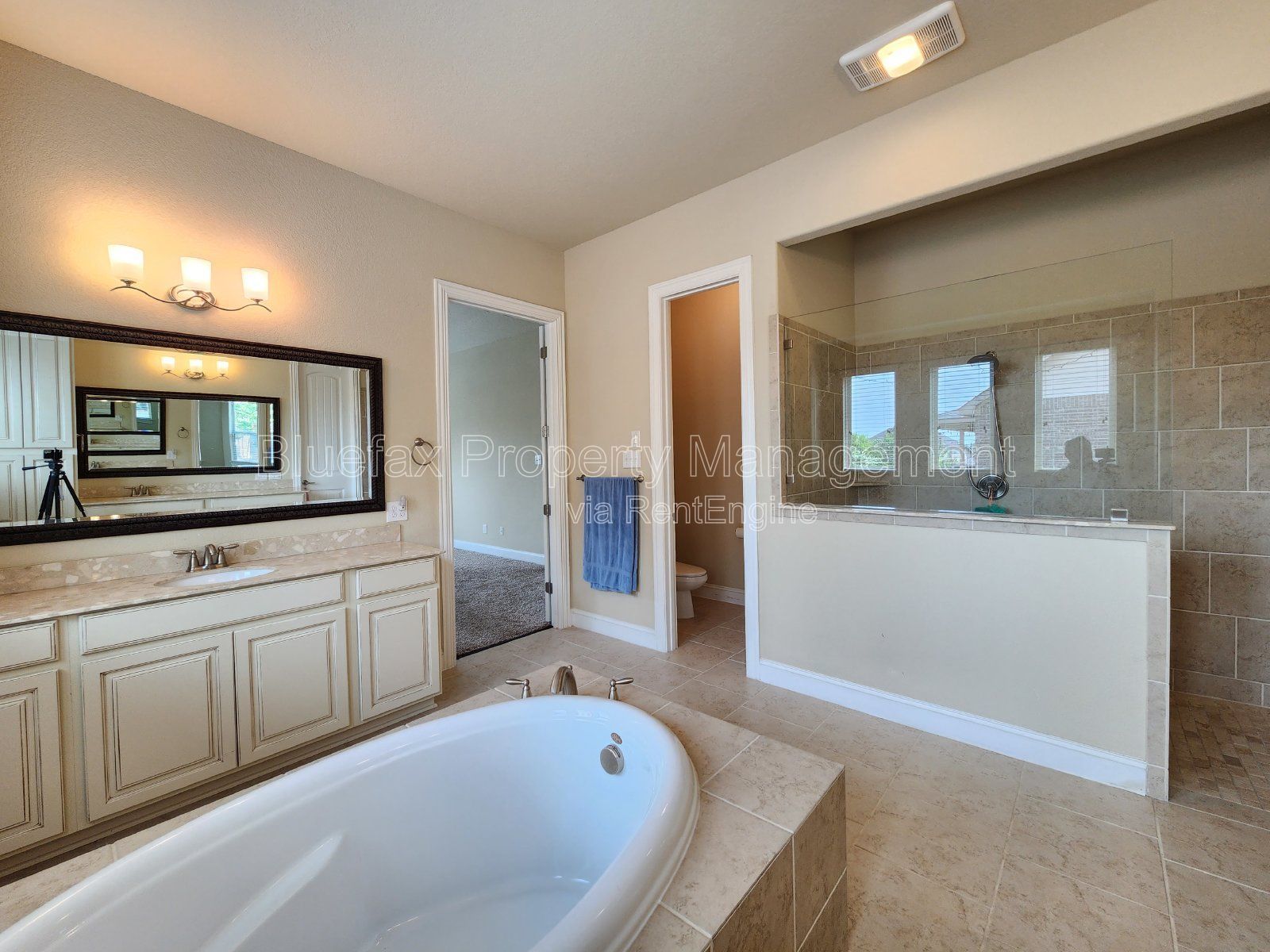 4 Bedroom Home with 3 Car Garage and Oversized Yard in a Gated Community - Alamo Ranch - Close to Shopping / Dining property image