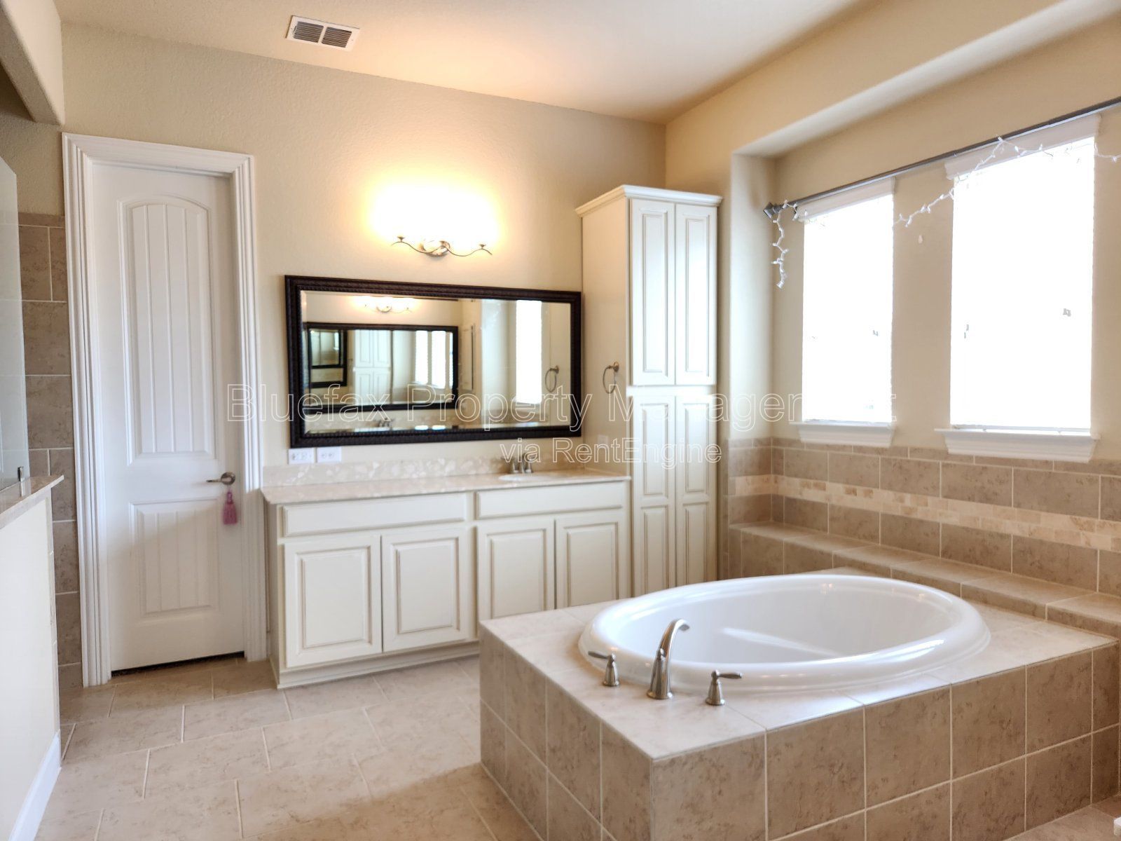 4 Bedroom Home with 3 Car Garage and Oversized Yard in a Gated Community - Alamo Ranch - Close to Shopping / Dining property image