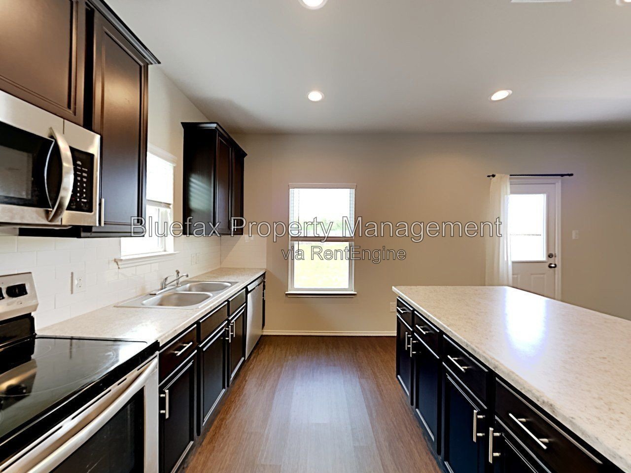 Pet Friendly & Beautiful Home with a HUGE Backyard. Refrigerator, Washer & Dryer Included! property image
