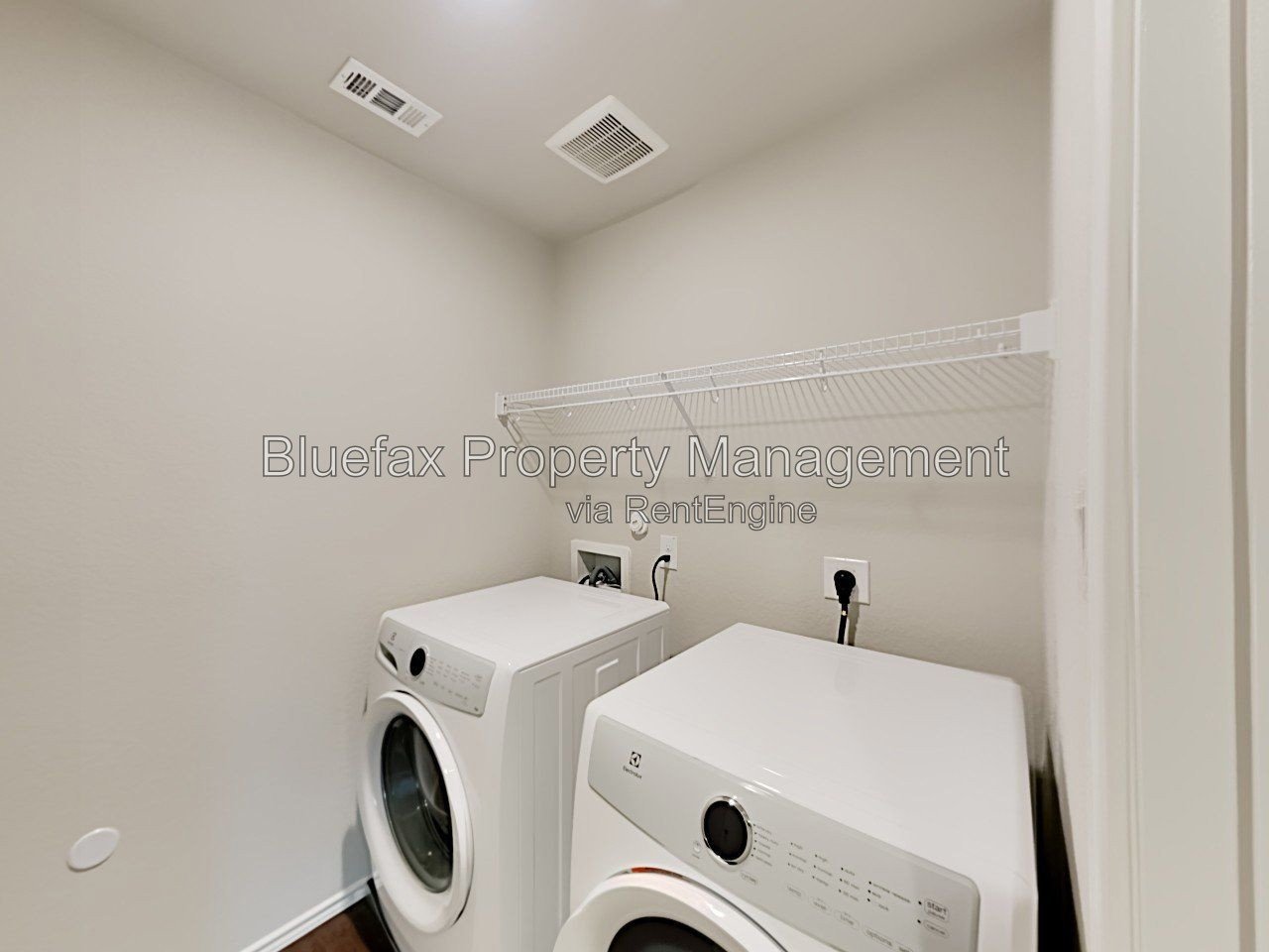 Pet Friendly & Beautiful Home with a HUGE Backyard. Refrigerator, Washer & Dryer Included! property image