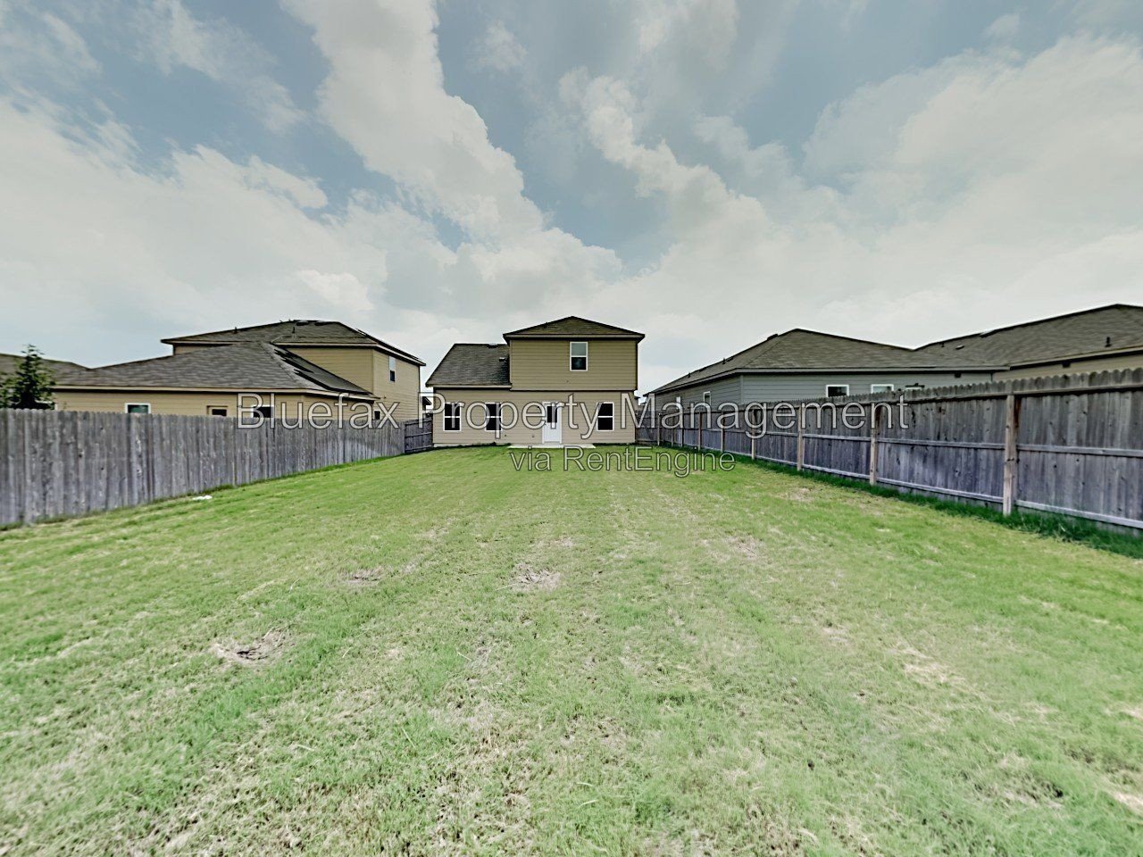 Pet Friendly & Beautiful Home with a HUGE Backyard. Refrigerator, Washer & Dryer Included! property image
