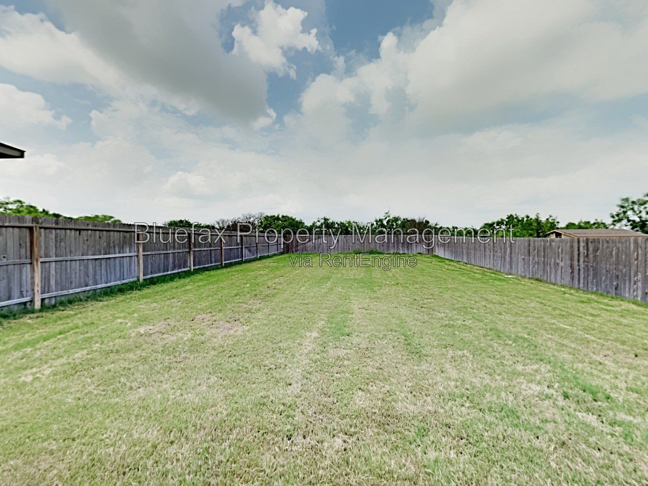 Pet Friendly & Beautiful Home with a HUGE Backyard. Refrigerator, Washer & Dryer Included! property image